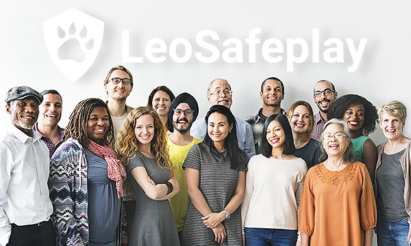 Grupo diverso de personas sonriendo con el logo "LeoSafeplay", promoviendo Juego Responsable